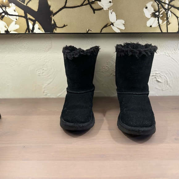UGG® Bailey Bow II Boot - Toddler / Little Kid - Black 13c - Picture 4 of 7
